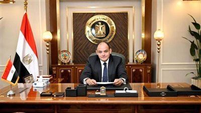 وزير التجارة يصدر قرارا باستمرار فرض رسم صادر على أتربة ومساحيق ورقائق لمدة عام 