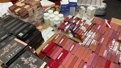 مطار القاهرة.. راكبة تهرب مستحضرات تجميل وكريمات للبشرة من إثيوبيا