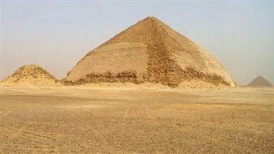 الهرم المنحني بدهشور آمن تماما ولا صحة لما يتردد بسقوط بعض أحجاره