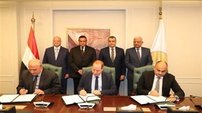 وزيرا التنمية المحلية والإنتاج الحربي ومحافظ القاهرة يشهدون توقيع عقد اتفاق لتنفيذ مشروع الدفع المسبق لتذكرة ركوب أتوبيسات هيئة النقل العام بالقاهرة (صور)