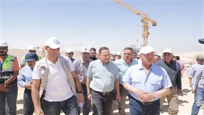 وزير النقل يتفقد مواقع العمل بالخط الأول من شبكة القطار الكهربائي السريع في المسافة بين محطتي محمد نجيب والسخنة (صور)