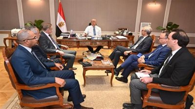 وزير الإسكان يبحث مع 