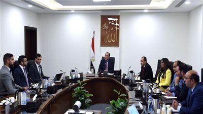 رئيس الوزراء يلتقي مسئولي 