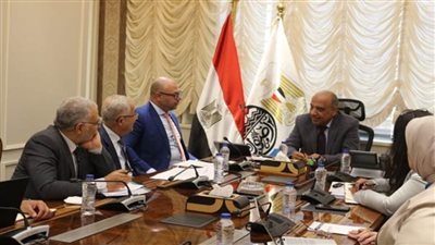 وزير قطاع الأعمال العام يبحث إجراءات إدراج القطن للتداول عبر بورصة السلع (صور)