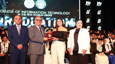 بالصور.. جامعة مصر للعلوم والتكنولوجيا تقيم حفلاً ضخما لتخرج دفعة جديدة من كلية 