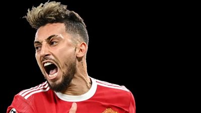 النصر السعودي في طريقه لإنهاء صفقة أليكس تيليس لاعب مان يونايتد