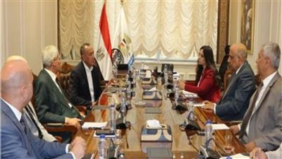 وزير قطاع الأعمال العام يبحث مع رئيس هيئة الشراء الموحد إنشاء أول مصنع لأكياس الدم في مصر