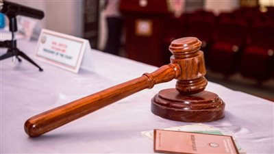 تسبب في طرده.. السجن 5 سنوات لعامل تعدى على زميله بوسط البلد