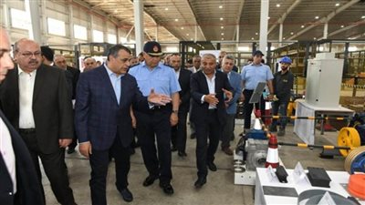 وزير الدولة للإنتاج الحربي وقائد القيادة الإستراتيجية يتفقدان مصنع إنتاج المصاعد الكهربائية (صور)