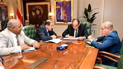 وزير التجارة والصناعة يستعرض تطورات مشروع تنمية منطقة المثلث الذهبي بالصحراء الشرقية (صور)