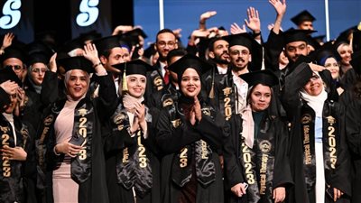 بالصور| جامعة مصر للعلوم والتكنولوجيا تنظم حفلاً مبهرا لتخريج دفعة جديدة من كلية 