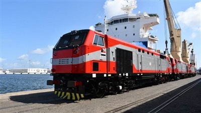 النقل: وصول 20 جرار سكة حديد جديدة إلى ميناء الإسكندرية (صور)