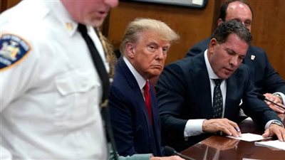 ترامب يدخل قاعة المحكمة للمثول الأول في قضية التدخل بانتخابات 2020