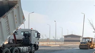 مواصلة أعمال تنفيذ وتطوير الطرق بالمناطق المختلفة بمدينة الشيخ زايد (صور)