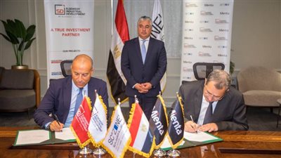 رئيس المنطقة الاقتصادية يشهد توقيع عقد تخصيص أرض لمصنع 