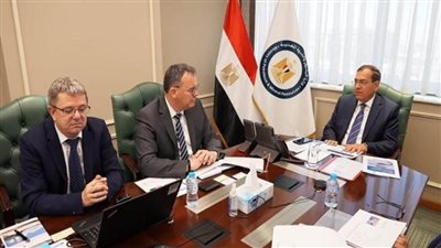 وزير البترول يبحث مع رئيس شركة 