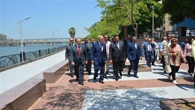 وزير التنمية المحلية ومحافظ القليوبية يتفقدان أعمال تطوير كورنيش النيل ببنها وممشي أهل مصر (صور)