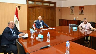 وزير الري يتابع الخطوات التنفيذية للتحول للري الحديث في مزارع قصب السكر بالصعيد