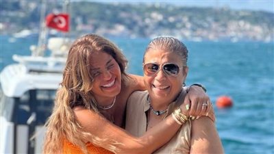 أغلى حاجة في حياتي .. منة فضالي تقضي عطلتها الصيفية رفقة والدتها (صور)