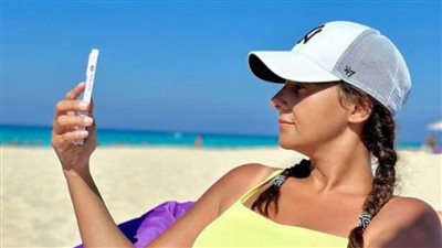 بإطلالة ساحرة .. دنيا سمير غانم تستجم على شاطئ البحر