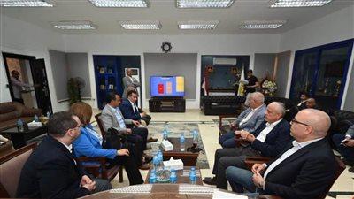 وزير الإسكان يعقد اجتماعا بمقر جهاز 