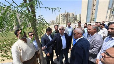 وزير الإسكان يتجول بمواقع وحدات 