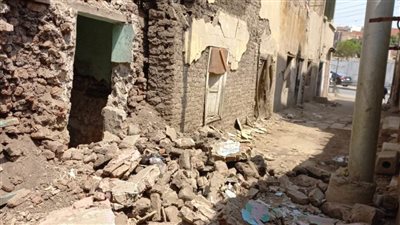 انهيار جزئى بواجهة منزلين متهالكين بحي ثان طنطا 