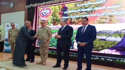 وزير الزراعة يشارك في توزيع العقود المؤمنة للمنتفعين بالأراضي في شبة جزيرة سيناء (صور)