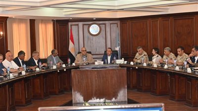 وزير الإسكان ومحافظ الإسكندرية يستعرضان موقف مشروعات مياه الشرب والصرف الصحى الجارى تنفيذها بالمحافظة