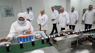 وزير التجارة يتفقد المنطقة الصناعية ببرج العرب في الإسكندرية (صور)
