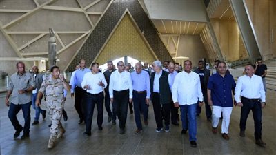 رئيس الوزراء يتفقد سير العمل فى المتحف المصرى الكبير