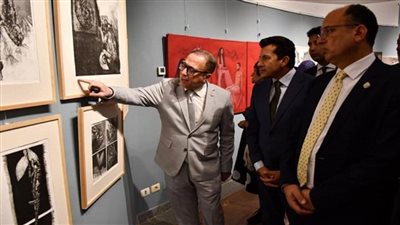 وزير الرياضة ورئيس جامعة حلوان وعدد من رؤساء الجامعات يفتتحون معرض الكليات الفنية (صور)