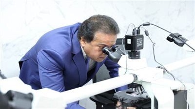 وزير الصحة يفتتح أول معمل متكامل للتحاليل الباثولوجية والجينية بمصر (صور)