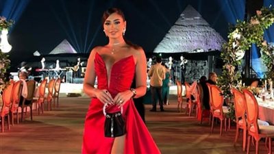 نيكول سعفان بإطلالة جريئة بفستان أحمر