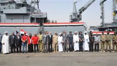 مصر تقدم مئات الأطنان من المساعدات الإغاثية إلى السودان بحراً