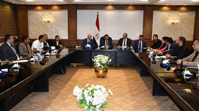 وزير الرياضة يلتقي عددا من الكيانات الشبابية ويوجه بتكثيف الأنشطة الشبابية بمختلف المحافظات