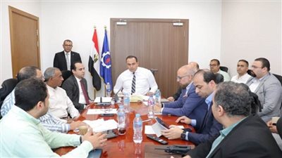 رئيس هيئة الرعاية الصحية يتفقد التشغيل التجريبي لمجمع السويس الطبي ويعقد اجتماعًا مع قيادات فرع الهيئة بالسويس