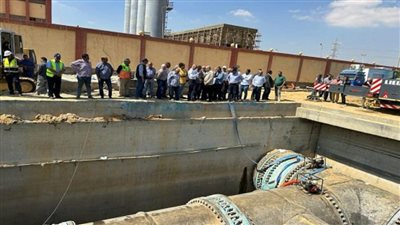 تسريب بخط مياه مدينة القاهرة الجديدة ووزير الإسكان يتابع الإصلاح بالموقع (صور)