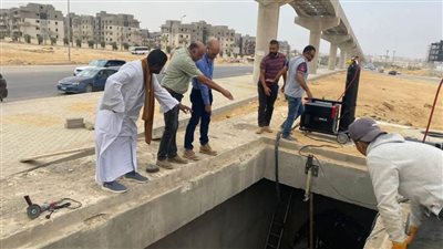 الإسكان: دفع الأعمال الجارية بالطرق ومحطات روافع الصرف الصحي بمدينة القاهرة الجديدة