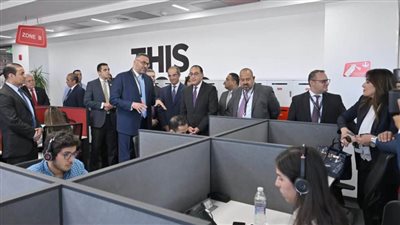 رئيس الوزراء يتفقد منظومة العمل بشركة فودافون للحلول الذكية