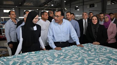 مدبولي يتفقد معرضًا لمنتجات المصنع من البطاطين ذات الجودة المُخصصة للتصدير إلى أسبانيا