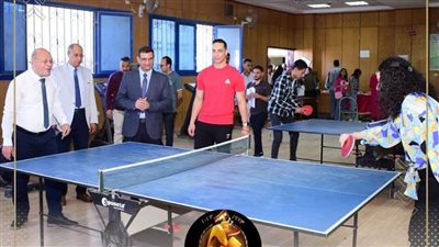 رئيس جامعة سوهاج يشارك طلابه في لعبة  