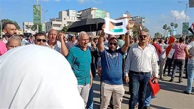 عمال البترول يشاركون بوقفة تضامنية مع الشعب الفلسطيني ويدعمون قرارات الرئيس