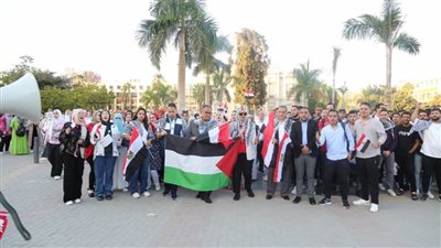 قيادات جامعة عين شمس في وقفة تضامنية للتنديد بممارسات جيش الاحتلال الإسرائيلي
