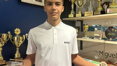 بالصور والفيديو.. فوز اللاعب المصري علي عزت ببطولة رومانيا الدولية لناشئ الإسكواش