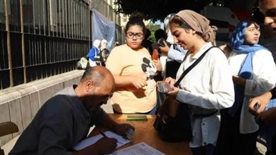 وبتوجيهات القيادة السياسية : رئيس جامعة عين شمس تتفقد حملة الجامعة للتبرع بالدم تضامنا مع الأشقاء الفلسطينيين