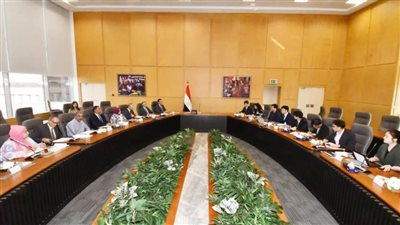 مساعد وزير الإسكان للشئون الفنية يعقد اجتماعا موسعا مع وفد كوري لبحث التعاون المشترك ومناقشة مقترح خطة تحويل بدر إلى مدينة ذكية