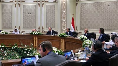 رئيس الوزراء يترأس مائدة مستديرة بحضور مسئولي كبرى الشركات العالمية في مجال النقل واللوجستيات والملاحة البحرية