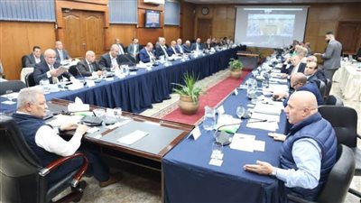 رئيس القابضة للمياه يتابع معدلات تنفيذ مشروعات حياة كريمة