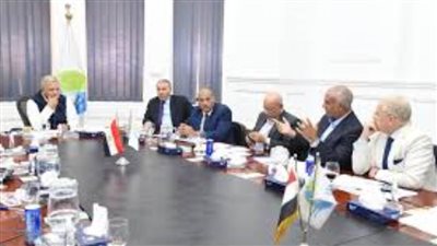 رئيس القابضة للمياه يتابع معدلات تنفيذ مشروعات حياة كريمة